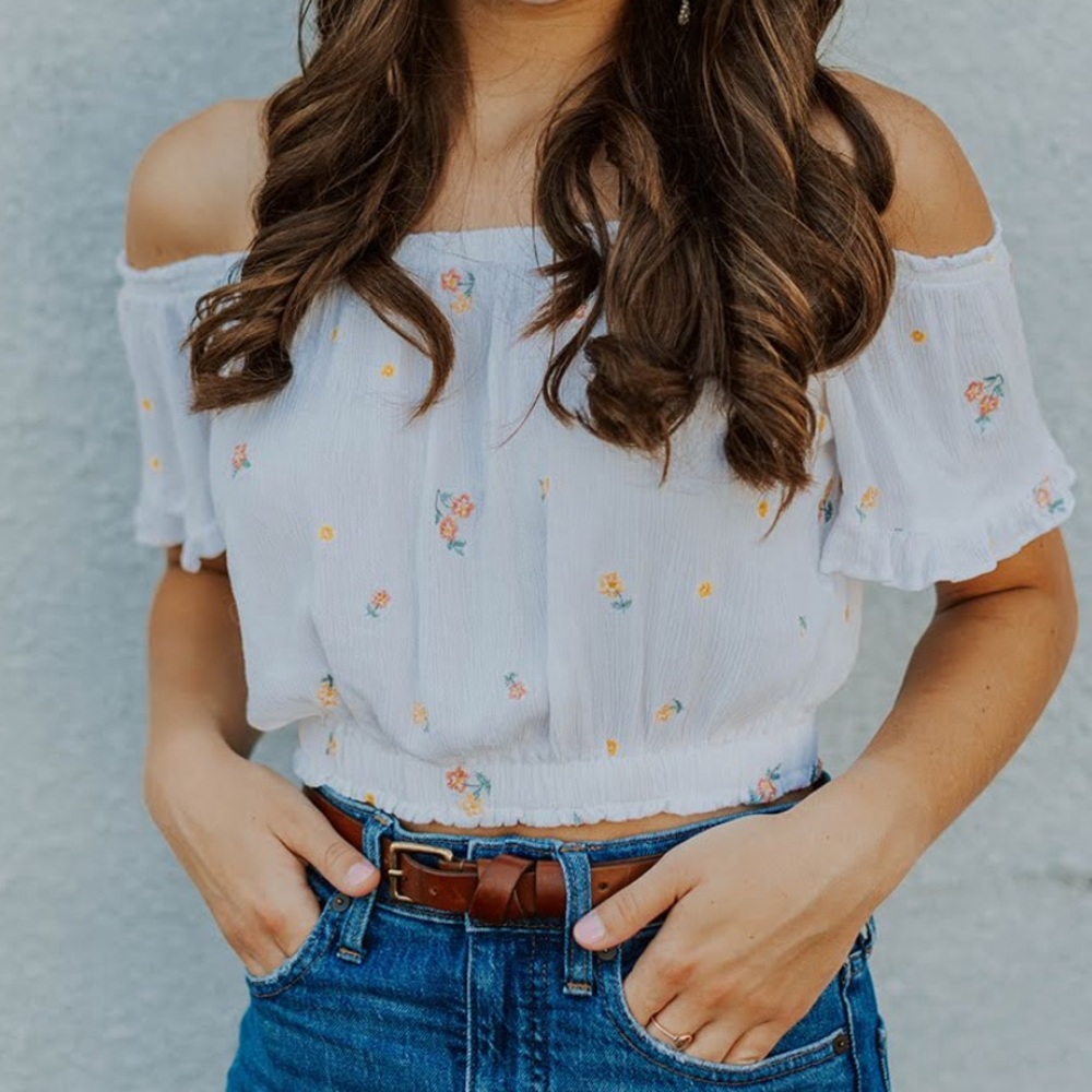 Jolt (Von Maur) White Off-the-Shoulder Flutter Sleeve Blouse